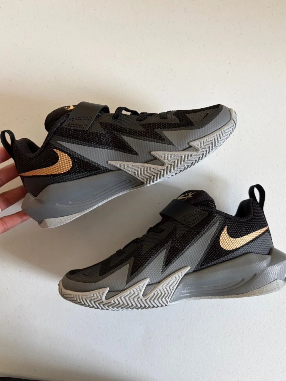 Nike S.T. Dynamite Kids Basketball Shoes Black Grey Gold Size 3Y